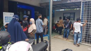 Warga yang menunggu dalam antrian berdesakan