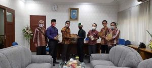 Alumni di KPU se-Provinsi Riau Wakafkan 66 Al-Quran, Untuk Dukung Kegiatan Wakaf 1.000 Al-Quran Badko HMI Riau-Kepri