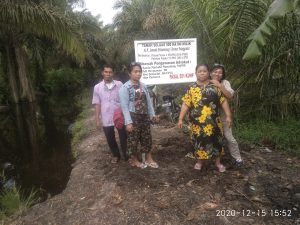 Haru, Tarima Br. Nainggolan Meneteskan Air Mata Saat Proses Pemasangan Plang Dilahan Miliknya