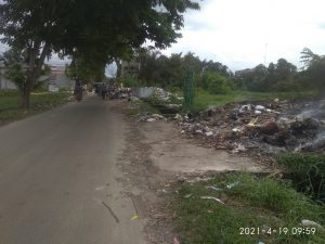 Seolah Tak Peduli, Pemerintah Setempat Biarkan Sampah Menggunung Dijalan Bintan