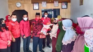 Peringati Hari Sumpah Pemuda ke – 93 PDIP Rohil Berbagi Ribuan Paket Sembako