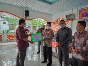 Bupati Sukiman Serahkan Bantuan Dana Hibah Sebesar Rp 4,837 Miliar