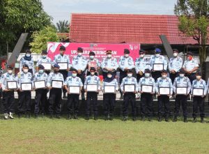 Lapas kelas IIB Eri Erawan serahkan penghargaan ke 20 petugas lapas