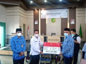 Sekretaris Daerah Serahkan bantuan kepada penyandang Disabilitas