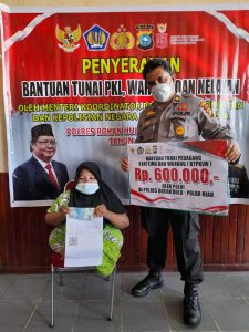 Kapolsek Rambah Tinjau Secara Langsung Masyarakat Penerima Bantuan PKL