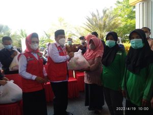Bupati Rohul Bagikan Paket Sembako Kepada Petugas Kebersihan Dan Pertamanan