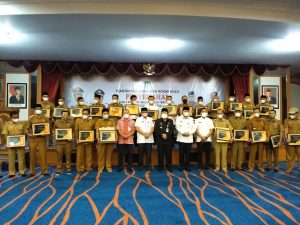 Bupati Sukiman Serahkan Piagam Penghargaan Kepada 29 Kades se Rohul