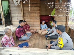 Kapolsek Rangsang Bantu Korban Rumah Terbakar di Desa Tanjung Gemuk