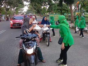 Persit KCK Kompi Senapan C Yonif 126/KC Rantauprapat Bagikan 1000 Paket Takjil ke Pengguna Jalan