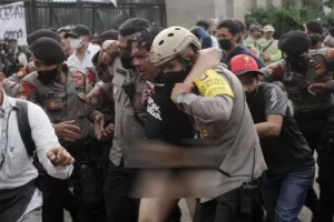 Ade Armando Babak Belur, Fotonya Beredar Luas
