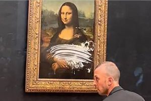 Lukisan Monalisa Kotor Dilempar Pengunjung