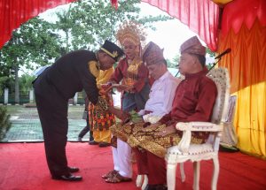 Bupati Adil Terima Gelar Datuk Tuah Amanah Jasa Negeri dari Sultan Siak Sri Indrapura