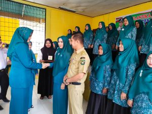 Ketua PKK Kecamatan Lantik 41 Tim TP-PKK Desa Pematang Berangan