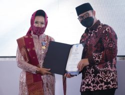 Kepala BKKBN Berikan Penghargaan Manggala Karya Kencana Ke TP PKK Rohul