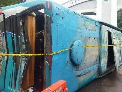Bus Mahasiswa UNRI Terbalik Usai Tabrakan Beruntun, 33 Orang Alami Luka Ringan.