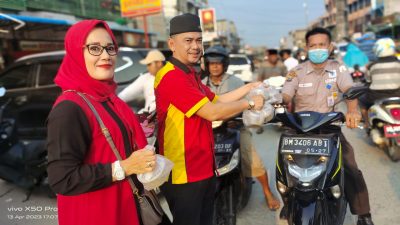 Berkah Ramadhan, Keluarga Besar Suku Piliang Berbagi Takjil Dan Sembako