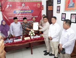 Ketua Partai Gerindra Rohul Budiman Lubis Antar Berkas Bacaleg Ke Kantor KPU Rokan Hulu