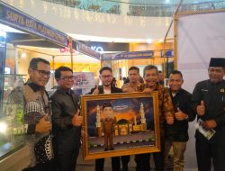 PT Surya Daya Platinum Serahkan Cendera Mata Kepada Walikota Dumai Diacara Dumai Properti Expo 2023 Kota Dumai