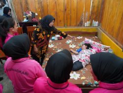 Ketum Bhayangkari Kunjungi Aiptu Heri dan Anaknya yang Terbaring Sakit