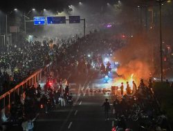 Hingga Pagi Ini, Massa Demo Masih Bertahan di Depan Gedung MPR/DPR/DPD