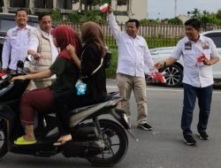 Partai Gerindra Dumai Bagikan Bendera Merah Putih Sambut HUT ke-80 Kemerdekaan RI