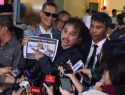 UGM Tak Izinkan Roy Suryo cs Rilis Jokowi’s White Paper di UC Hotel
