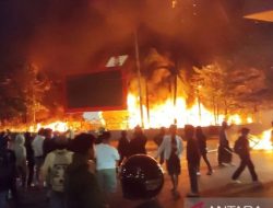 Saat Sedang Rapat Paripurna, Gedung DPRD Makassar Dibakar Massa