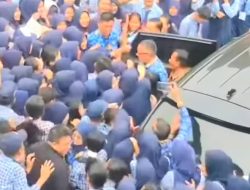 Penuh Haru, Kepsek SMPN 1 Prabumulih Disambut Para Guru dan Siswa