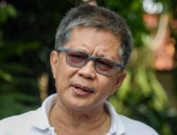 Rocky Gerung Puji Kapolda Riau Hadapi Pendemo di Depan Para Jenderal