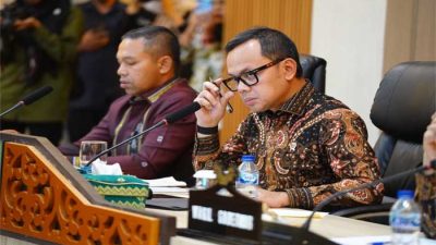 Wamendagri dan Gubernur Riau Rapat Evaluasi APBD dan Pengendalian Inflasi