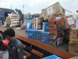 Bantuan Korban Bencana Sumatera Diangkut Naik Kapal Perang Menuju Aceh