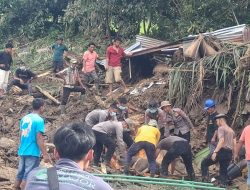 Jenazah Ibu dan Anak Korban Banjir Agam Ditemukan Brimob Polda Riau