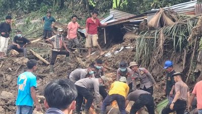 Jenazah Ibu dan Anak Korban Banjir Agam Ditemukan Brimob Polda Riau