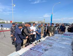 200 Ton Arang Bakau Diduga Ilegal Diamankan Lanal Dumai di Perairan Meranti