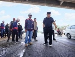 Pastikan Akses Nyaman, Plt Gubernur Riau Cek Progres Perbaikan Jalan Lintas Petapahan