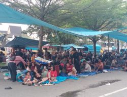 Hari Ketiga Aksi, Massa Tolak Relokasi TNTN Masih Duduki Kantor Gubernur Riau