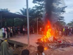 Demo Narkoba di Rohil Ricuh, Massa Bakar Rumah Diduga Bandar
