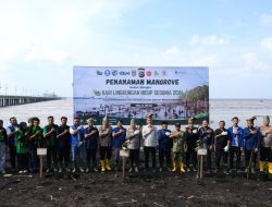 Peringati Hari Lingkungan Hidup Sedunia, PeHR dan Polres Dumai Tanam Mangrove Bersama Kapolda Riau
