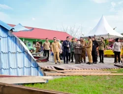 Bupati Kasmarni Tinjau Sekolah Rusak dan Serahkan Bantuan