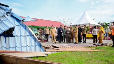 Bupati Kasmarni Tinjau Sekolah Rusak dan Serahkan Bantuan